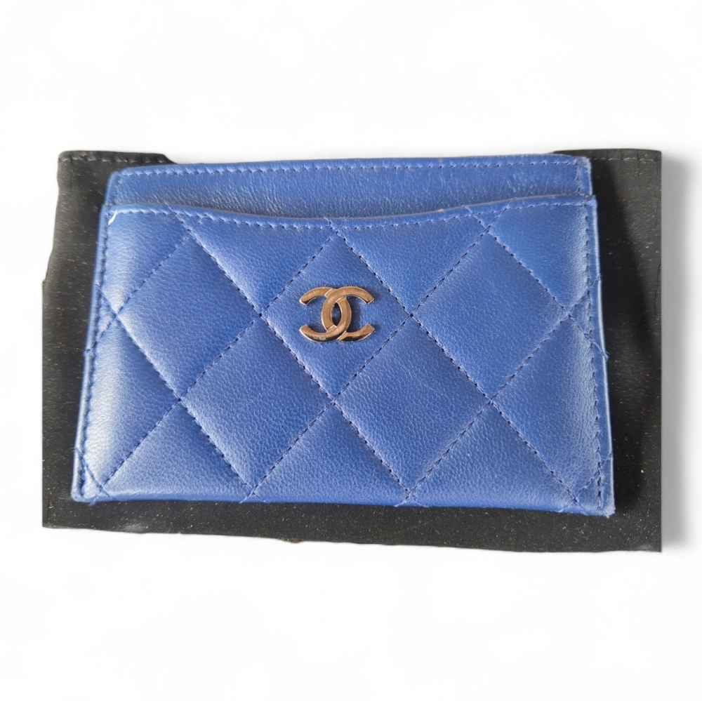 CHANEL Blue Quilted Card Holder with Gold Logo - Picture 4 of 7